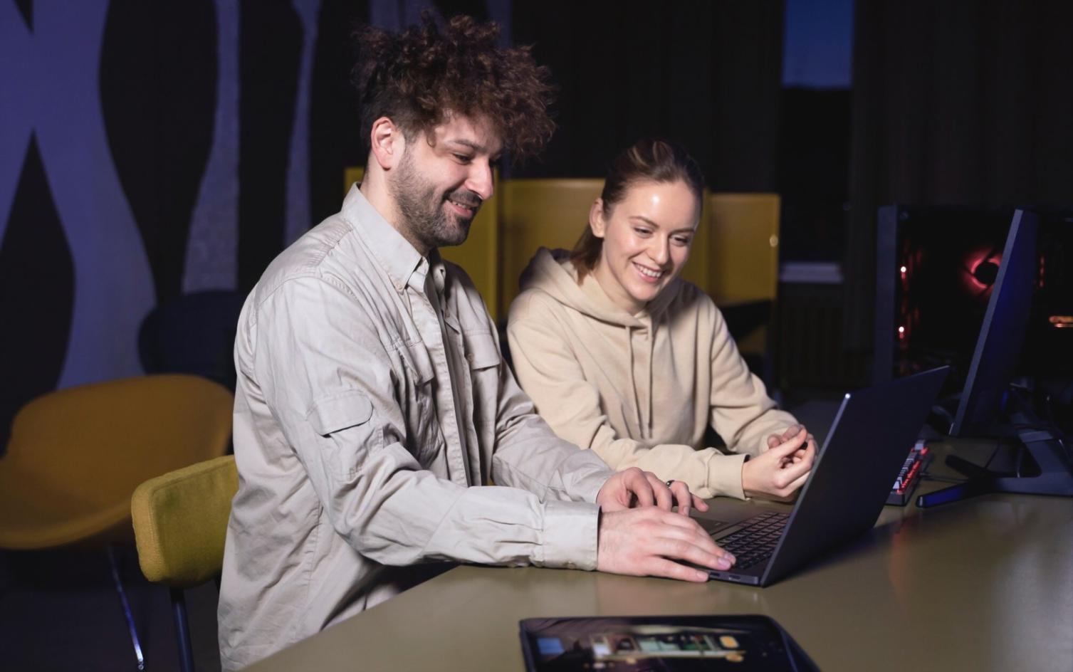 Estudiante trabajando en proyectos de robótica